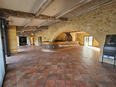 Maison - 2 135 m² - 52 pièces