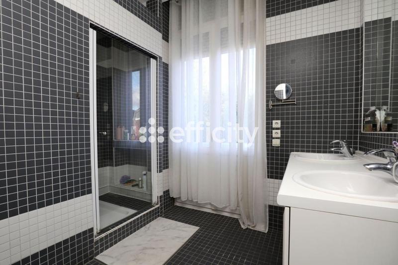 Maison - 200 m² - 7 pièces