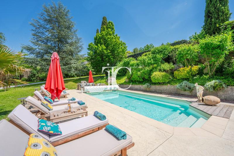 Maison - 397 m² - 12 pièces