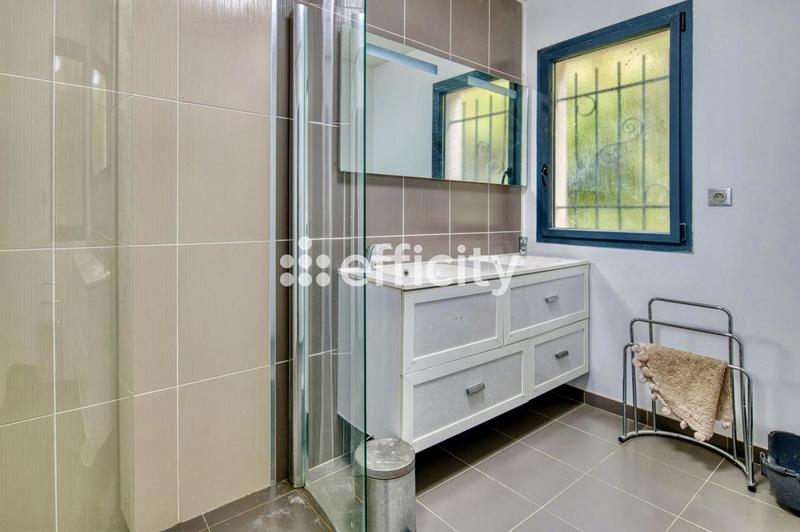 Maison - 246 m² - 7 pièces