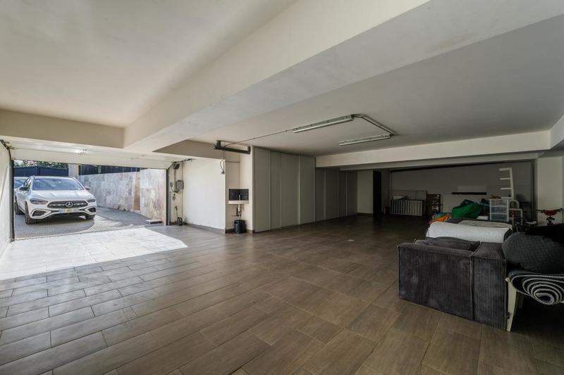 Maison - 250 m² - 6 pièces