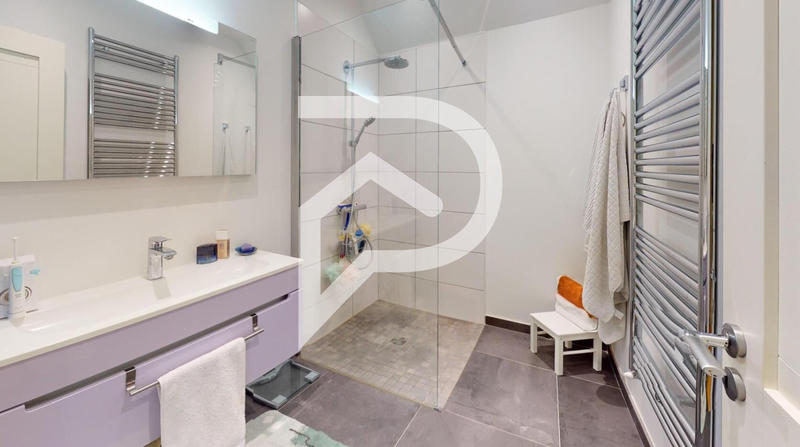 Maison - 270 m² - 8 pièces