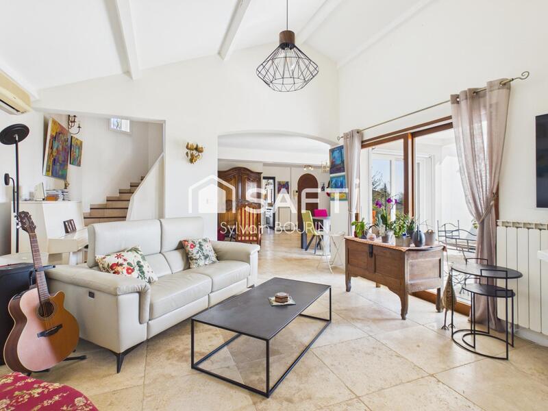 Maison - 230 m² - 7 pièces