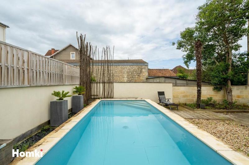 Maison - 270 m² - 8 pièces
