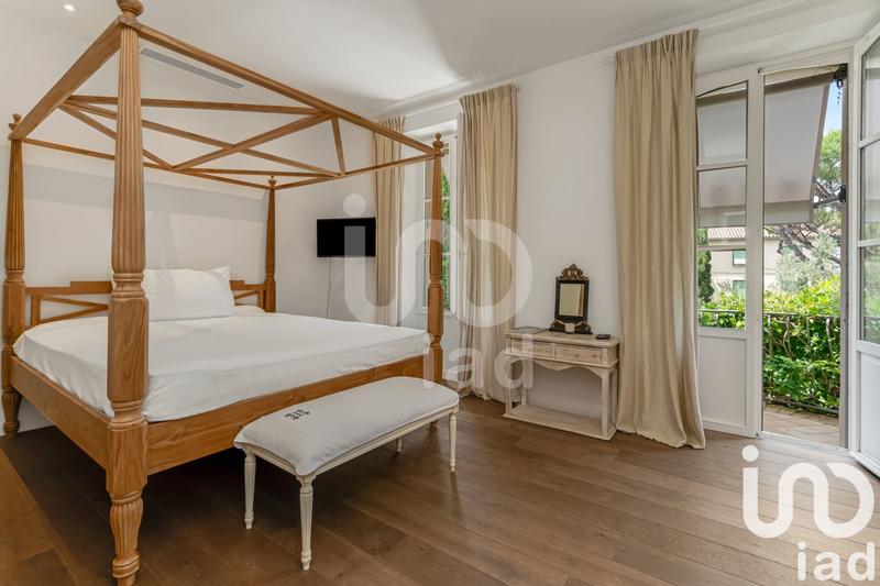 Maison - 233 m² - 8 pièces