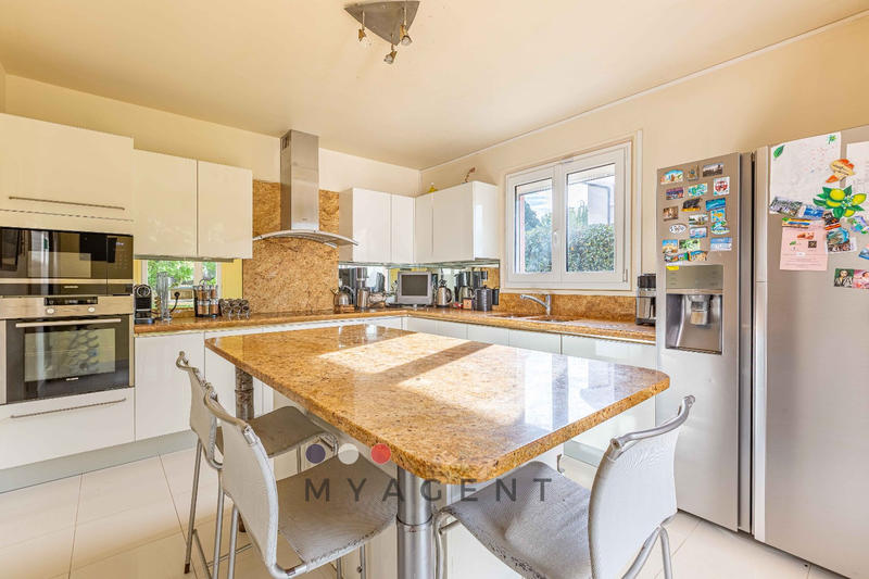 Maison - 300 m² - 15 pièces