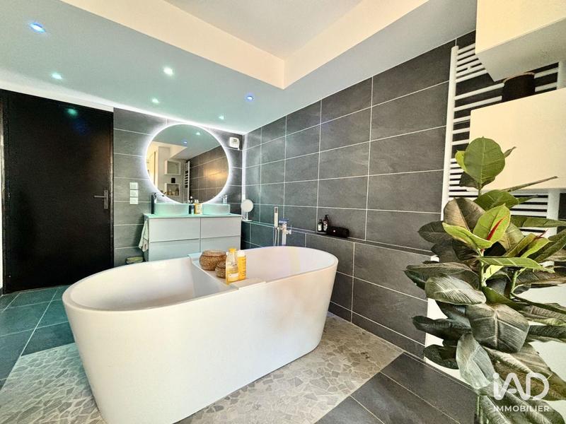 Appartement - 92 m² - 2 pièces