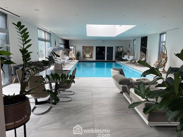 Maison - 730 m² - 10 pièces