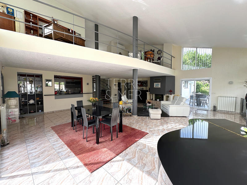 Maison - 250 m² - 6 pièces