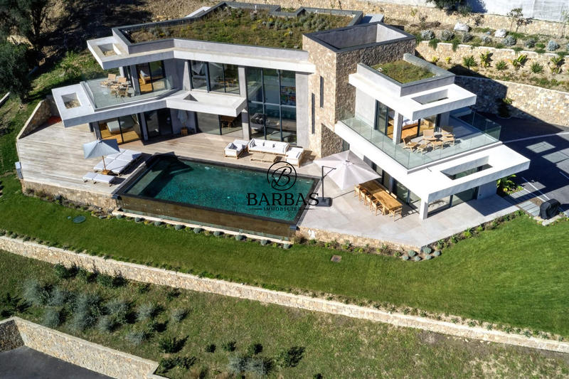 Maison - 445 m² - 8 pièces