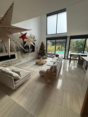 Maison - 252 m² - 11 pièces