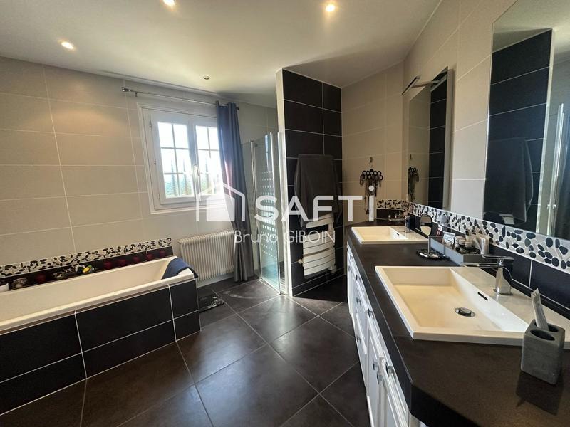 Maison - 292 m² - 8 pièces