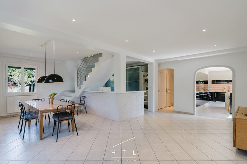 Maison - 225 m² - 9 pièces