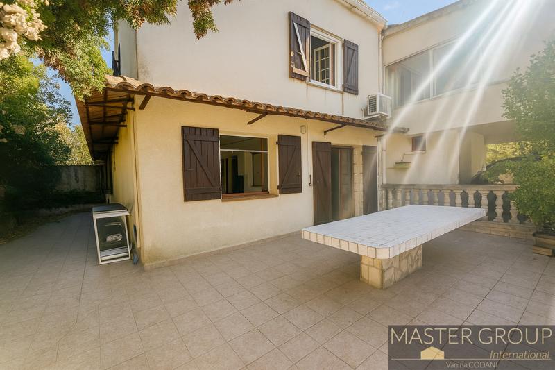 Maison - 208 m² - 9 pièces