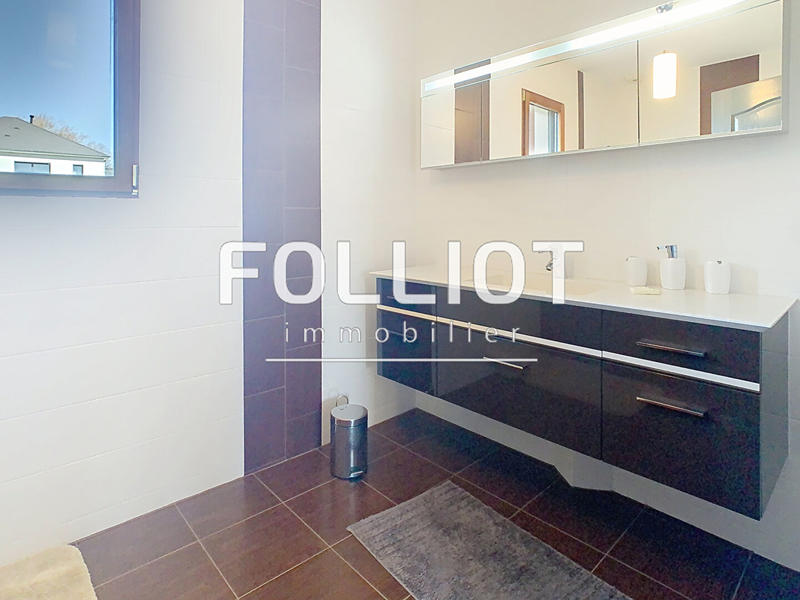 Maison - 300 m² - 8 pièces