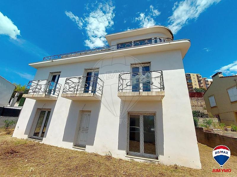 Maison - 210 m² - 7 pièces