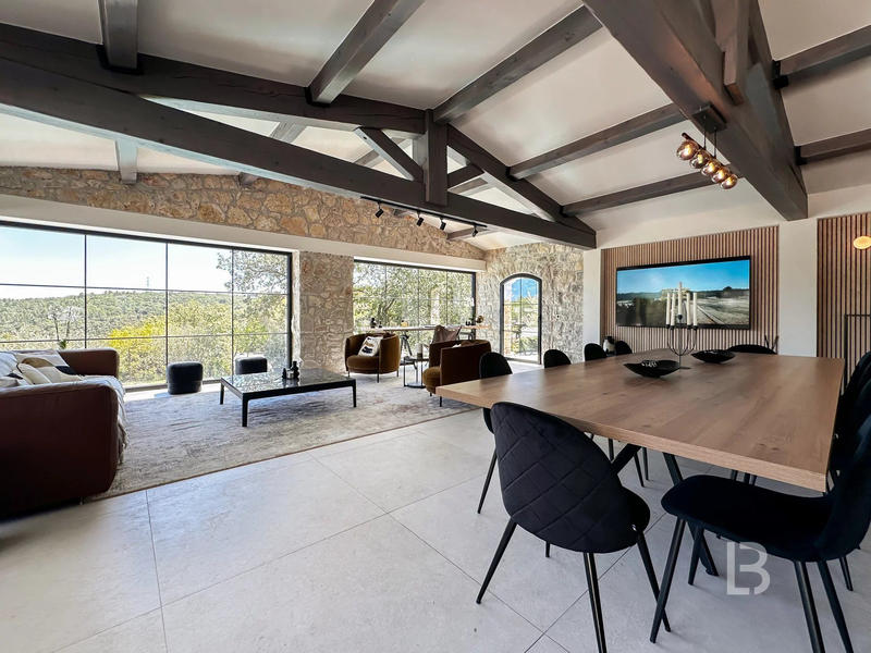 Maison - 300 m² - 7 pièces