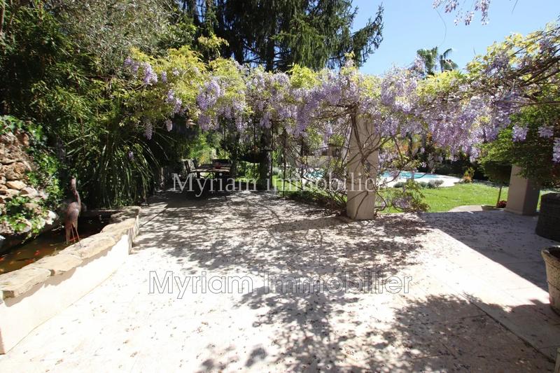 Maison - 240 m² - 6 pièces