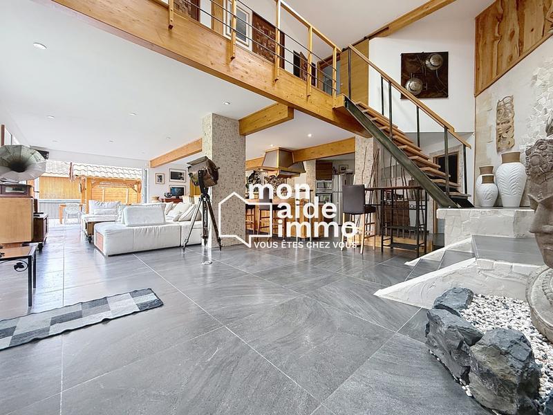 Maison - 220 m² - 6 pièces