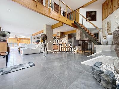 Maison - 220 m² - 6 pièces