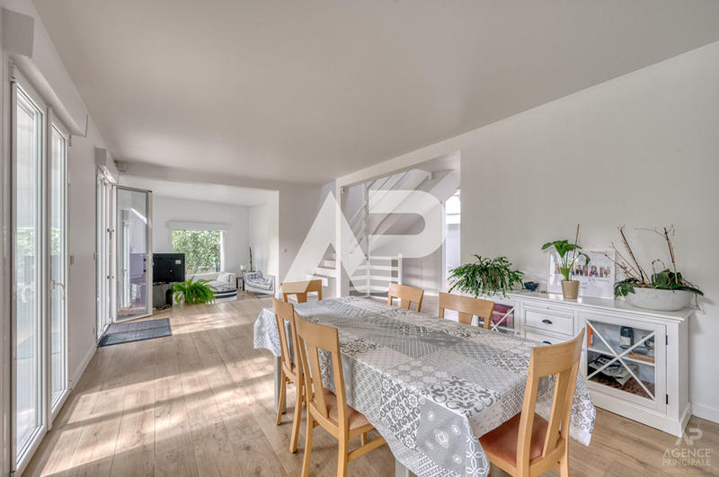 Maison - 337 m² - 8 pièces