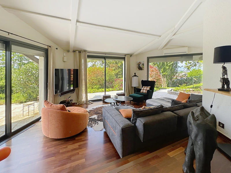 Maison - 365 m² - 9 pièces