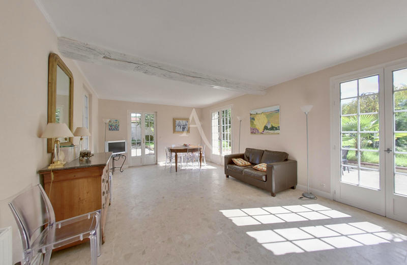 Maison - 218 m² - 6 pièces