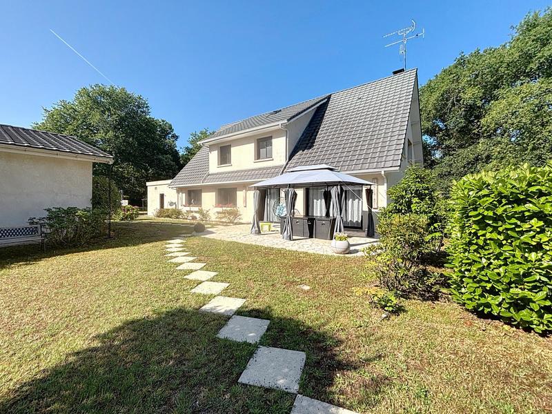Maison - 254 m² - 7 pièces