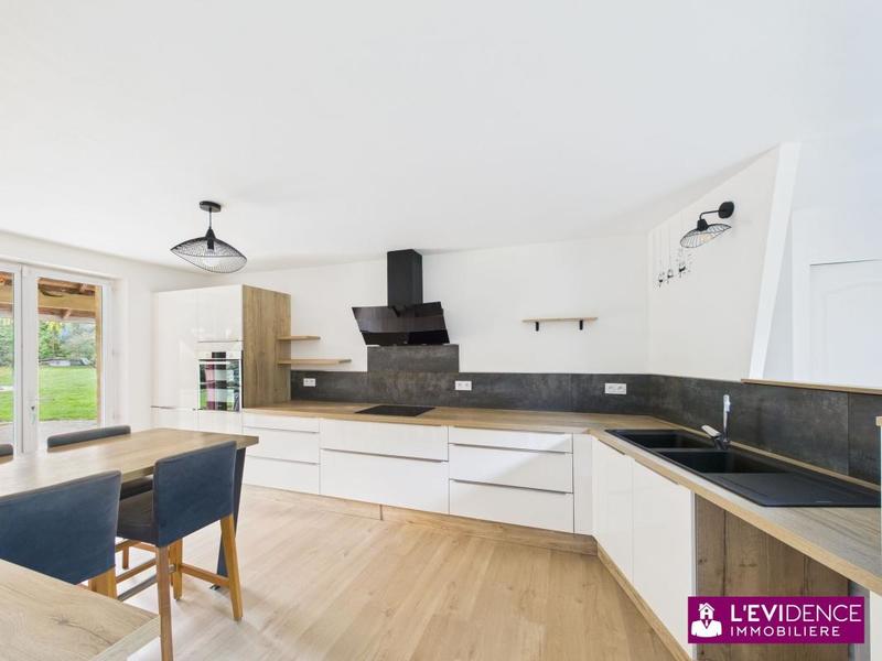 Propriété - 227 m² - 6 pièces