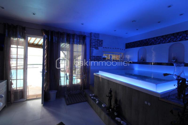 Propriété - 1 100 m² - 18 pièces