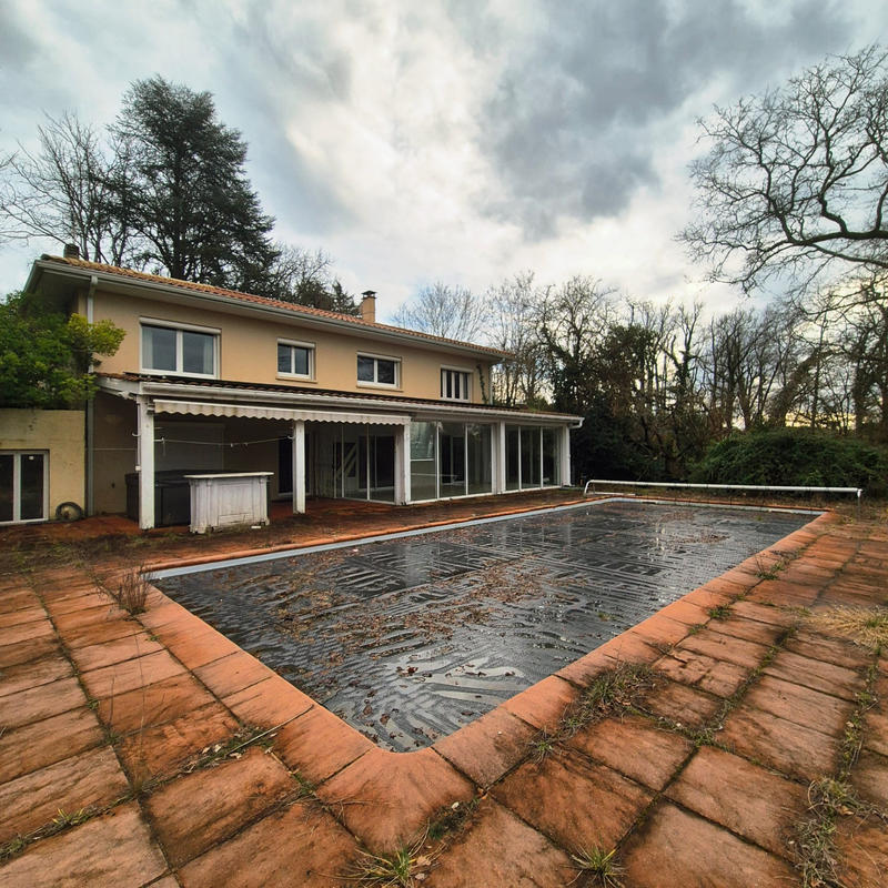 Maison - 238 m² - 9 pièces