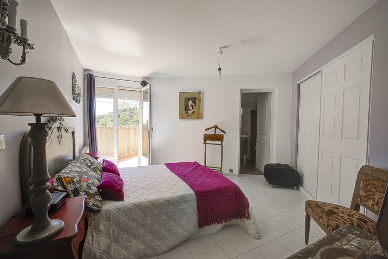 Villa - 214 m² - 6 pièces