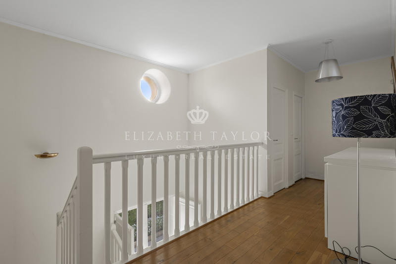 Maison - 298 m² - 10 pièces