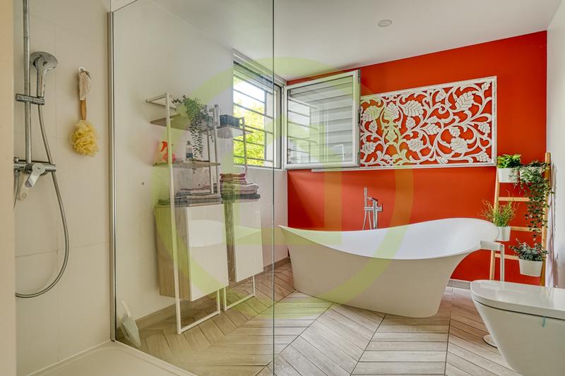 Maison - 233 m² - 9 pièces