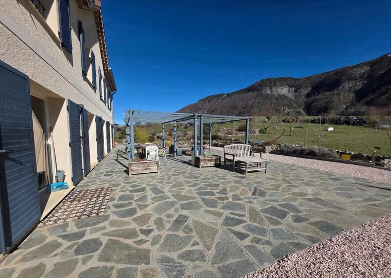 Maison - 285 m² - 9 pièces