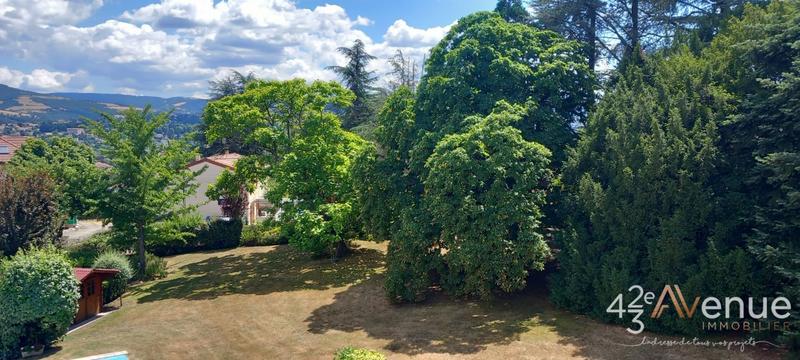 Propriété - 241 m² - 10 pièces