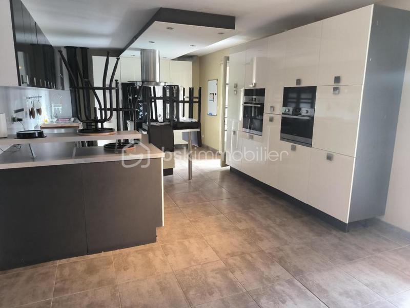 Maison - 240 m² - 10 pièces