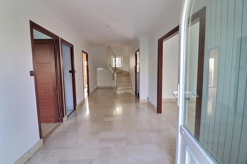 Maison - 220 m² - 8 pièces