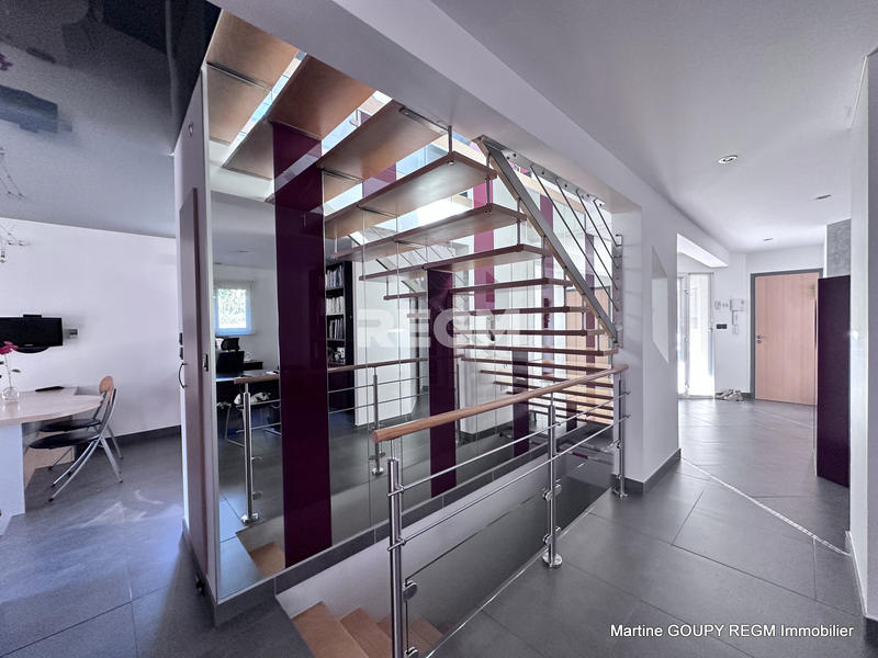 Propriété - 200 m² - 8 pièces