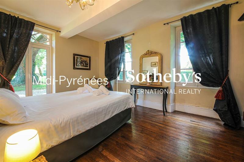 Maison - 1 000 m² - 20 pièces