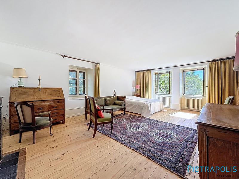 Maison - 850 m² - 12 pièces