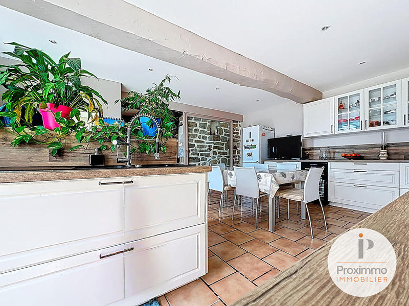 Maison - 238 m² - 6 pièces