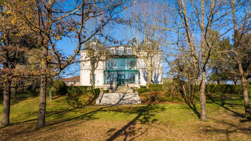 Maison - 3 512 m² - 48 pièces