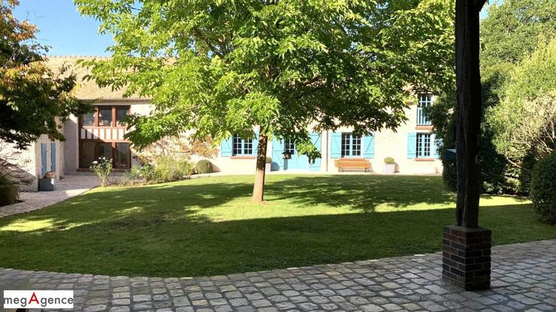 Maison - 328 m² - 9 pièces