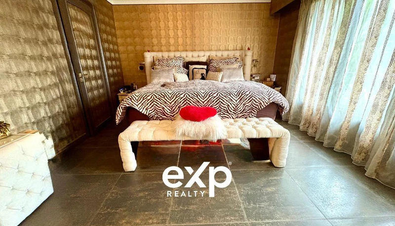 Maison - 230 m² - 7 pièces