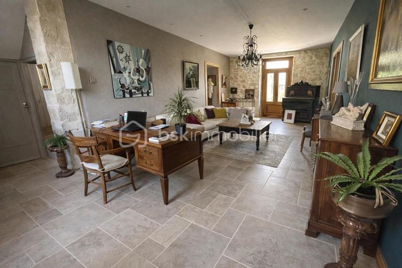 Propriété - 885 m² - 22 pièces