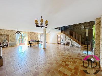 Maison - 220 m² - 5 pièces