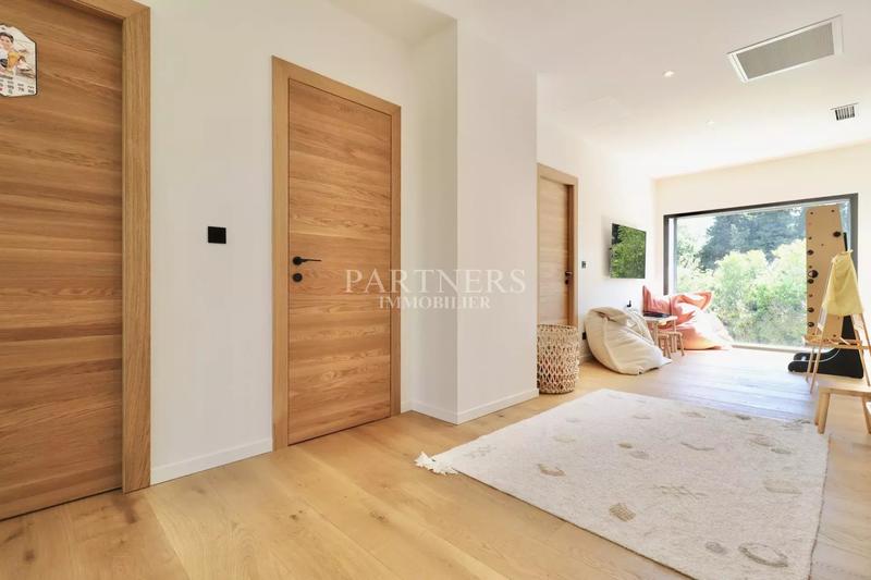 Maison - 240 m² - 6 pièces