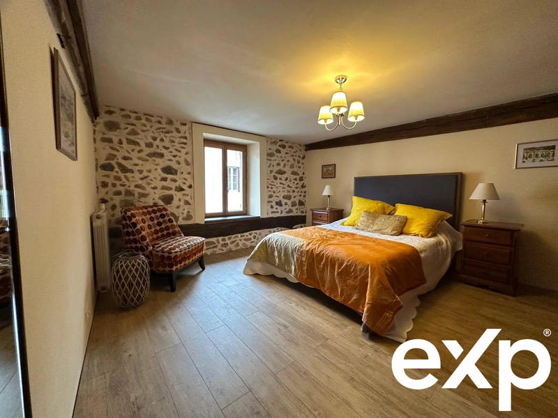 Maison - 239 m² - 8 pièces