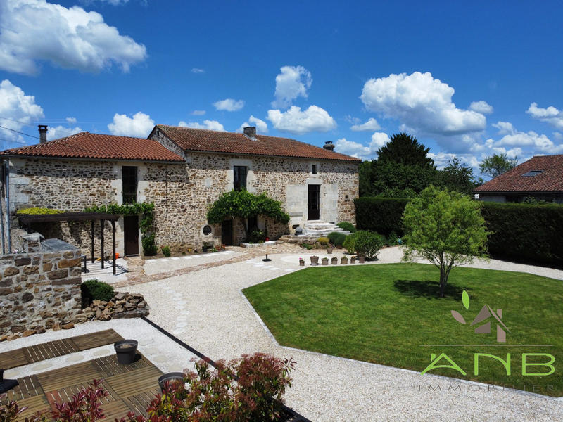 Maison - 305 m² - 8 pièces